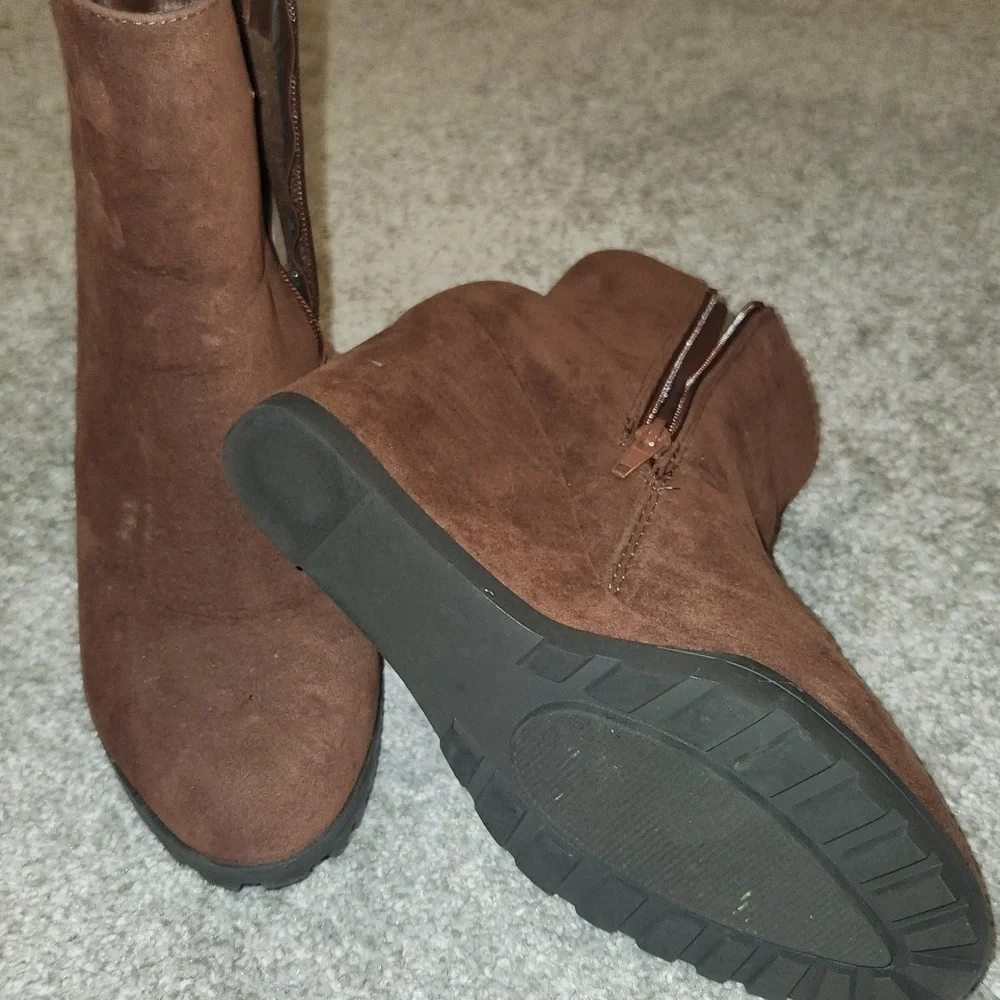 Shoe Dazzle Chestnut Wedge Ankle Booties